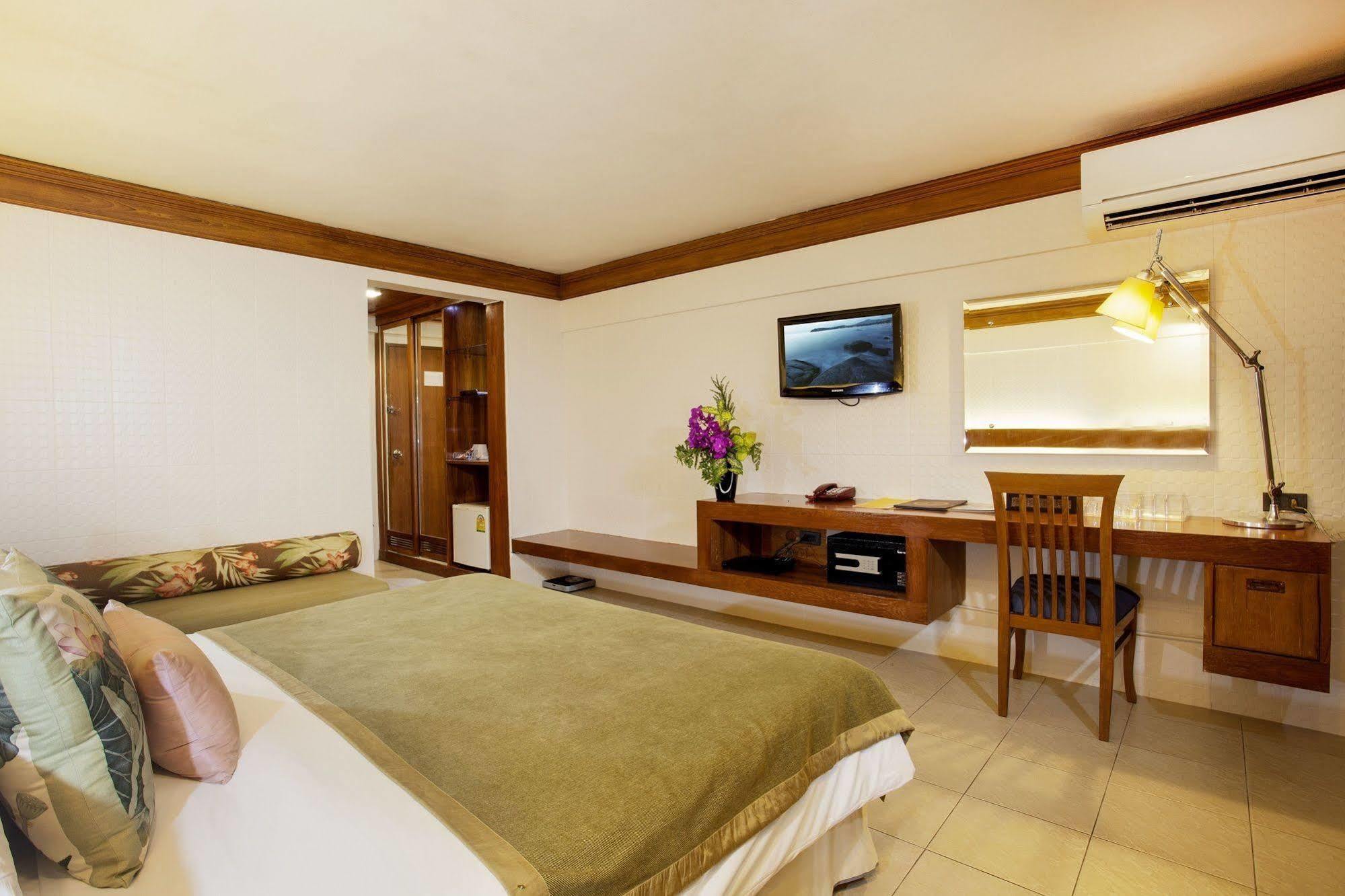 Safari Beach Hotel Patong Exterior foto